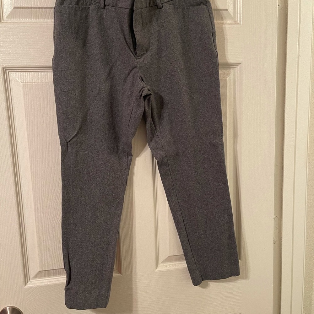 LIKE NEW A New Day cropped gray ankle pant